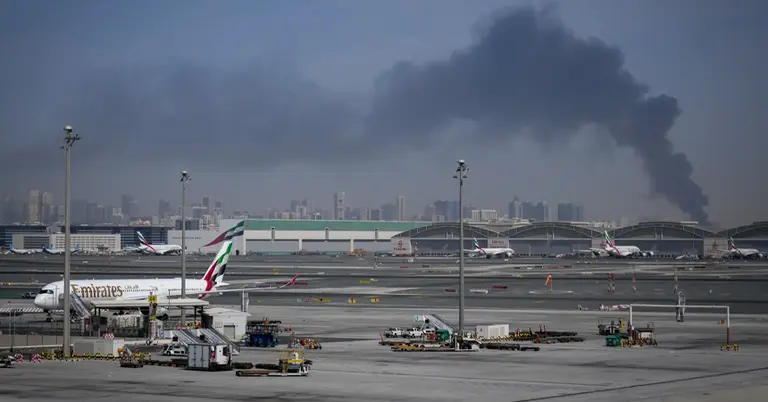 ইরানি হামলার কারণে দুবাই ইন্টারন্যাশনাল এয়ারপোর্টে সৃষ্ট ধোঁয়ার কুণ্ডলী